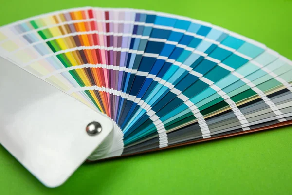 Verschiedene Sepmler Farbpaletten Mit Einem Ventilator Auf Dem Tisch Isoliert — Stockfoto