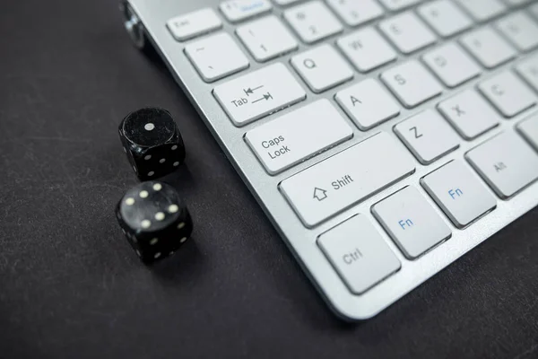 Fekete Kockák Egy Laptop Fehér Billentyűzetén Egy Fekete Asztalon Kilátás — Stock Fotó