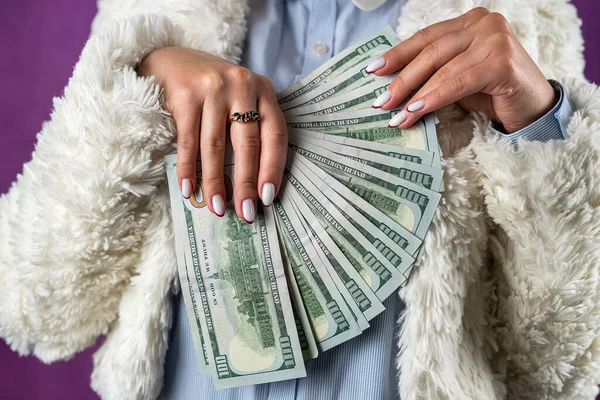 Mulher Bonita Detém Dólares Com Belas Mãos Uma Grande Quantidade — Fotografia de Stock