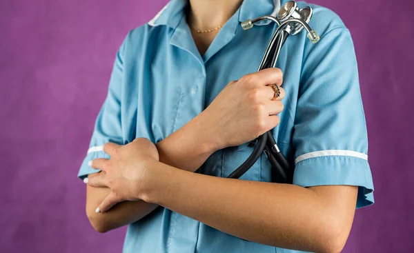 Porträt Einer Ärztin Uniform Mit Stethoskop Isoliert Auf Schlichtem Hintergrund — Stockfoto
