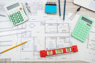 Büyük beyaz kağıtlar üzerinde binaların teknolojik çizimleri. Mühendislik projesinin bir parçası.