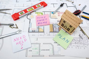 Çizim araçlarıyla çizim ve çizim masası yayılıyor. araçlar ve çizimler