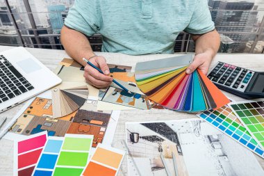 Sanat tasarımcısı yeni bir binadaki yeni bir apartman projesinin renklerini seçiyor. Dairenin çizimindeki renk seçimi. Tasarımcı