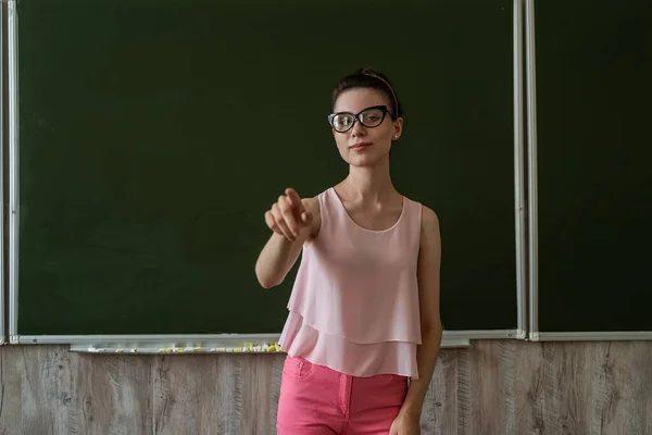 Csinos Tanár Elmagyarázni Leckét Közel Üres Iskolai Tábla Másolás Helyet — Stock Fotó