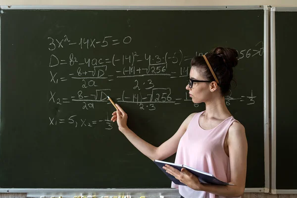 Jeune Étudiant Expliquer Résolution Haute Formule Mathématique Sur Tableau Noir — Photo