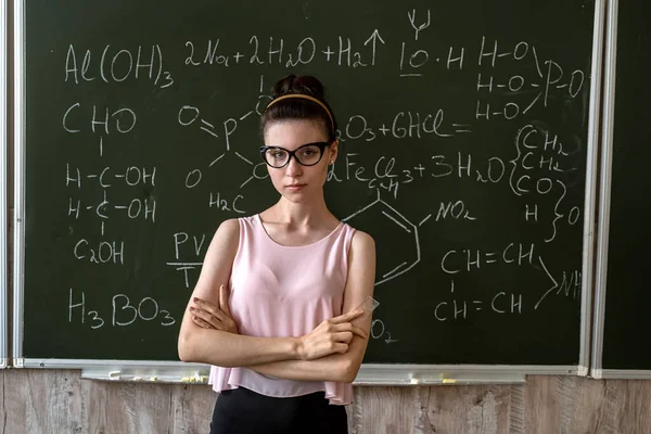 Vrouwelijke Leraar Explane Chemische Formules Buurt Van Schoolbord Onderwijs Concept — Stockfoto