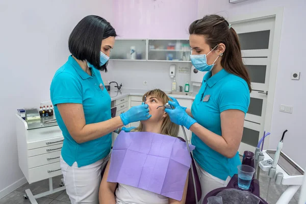 Dentist Woman Talking Her Patient Treatment Her Teeth Concept Dialogue —  Fotos de Stock