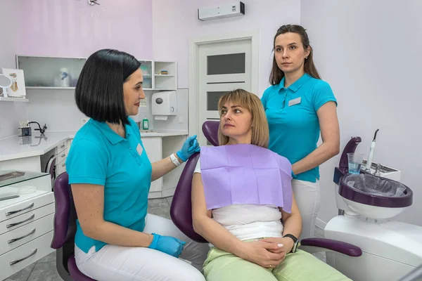 Dentist Woman Talking Her Patient Treatment Her Teeth Concept Dialogue — Stok fotoğraf