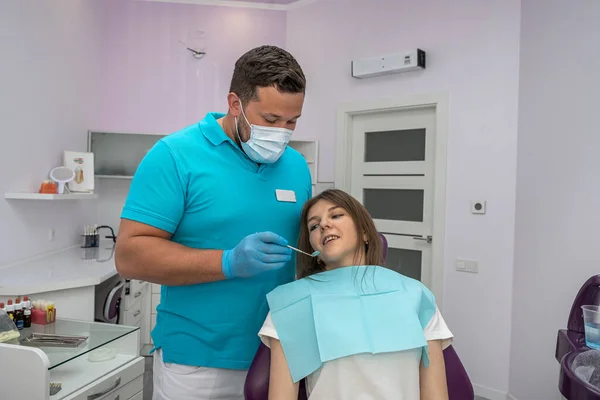 Dentysta Bada Zęby Młodej Pacjentki Biurze Koncepcja Dentysty — Zdjęcie stockowe