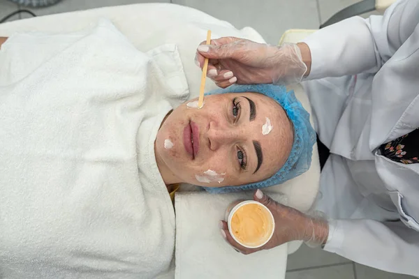 Immagine Ravvicinata Dermatologo Che Applica Una Maschera Argilla Con Una — Foto Stock