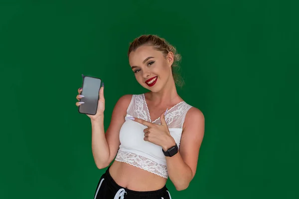 Vista Incrível Bela Jovem Mulher Bonita Fitness Mostrando Telefone Celular — Fotografia de Stock