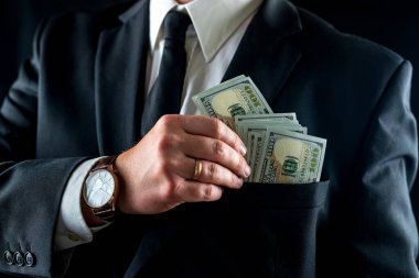 Bir iş adamı ya da banka çalışanının yüz dolarlık banknotları elleriyle sayması. İş konsepti. Finans bankacılığı. takas