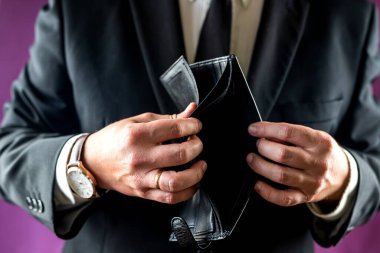 Banknotsuz, boş bir cüzdanı tutan şok olmuş bir adamın yakın çekimi. Adam iflas etmiş. Finansla ilgili sorunlar