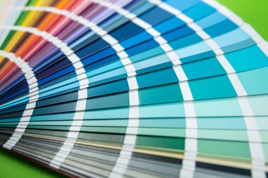 Yeni tasarım için renk modelleri ve masa izole edilmiş ahşap modeller. Tasarım ve renk kavramı. Onarım. dizaynlar