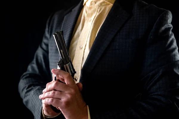 Один Шпион Профессиональном Смокинге Держит Револьвер Перед Началом Съемок Силуэт — стоковое фото