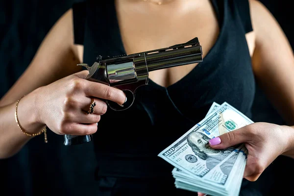 Siyah Elbiseli Tehlikeli Bir Kadın Silah Para Dolu Dolarlarla Izole — Stok fotoğraf