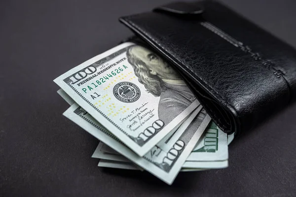 탁자에 프랭클린 대통령의 초상화가 100 미국의 현금으로 100 달러짜리예요 — 스톡 사진