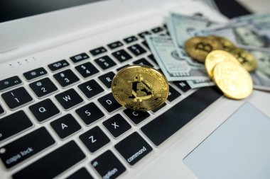 Bilgisayar klavyesinde kara arka planda izole edilmiş bitcoin kullanılabilir. İş takası. Finans. Kavram. Ekonomi. Takas. Piyasa. Yatırım. Dijital para. şifreleme