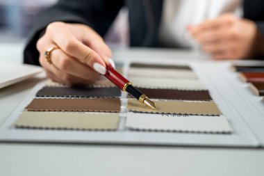 Erkek mimar ya da iç mimar elle ahşap örnekler tutuyor ve konut projesi için ahşap malzeme seçiyor. Mobilya tasarımı için örnek. Mimarlık ve inşaat