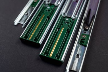 Siyah arka planda marangozluk ve mobilya inşaatı veya marangoz aksesuarları için rehber. Mobilya ve çekmeceler için detaylar