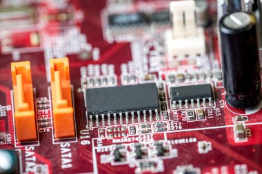 Renkli anakart masanın üzerinde duruyor. Teknolojinin çekirdeği. içeriden görüntüle