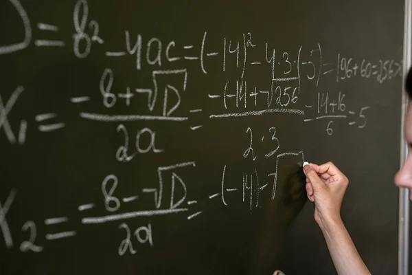 Écriture Manuelle Féminine Formules Mathématiques Sur Tableau Classe Gros Plan — Photo