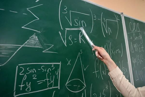 Női Kéz Krétával Írj Matematikai Képletet Táblára Oktatási Koncepció Tanterem — Stock Fotó