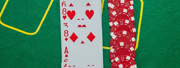 Karty Pokerowe Żetony Hazardowe Zielonym Tle Rozłożone Stole Koncepcja Pokera — Zdjęcie stockowe