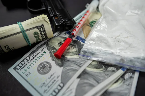 Heroína Droga Cocaína Esparcida Junto Jeringas Dólares Estadounidenses Armas Aisladas —  Fotos de Stock