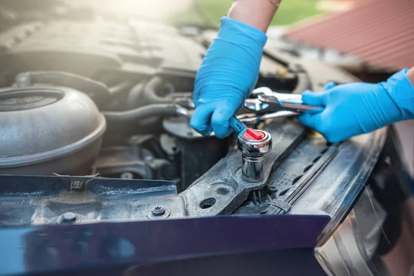 自動車ガレージで車のエンジンを修復するためにレンチを使用して自動車整備士の手のクローズアップ 車のケア 固定修理とサービスの概念 — ストック写真