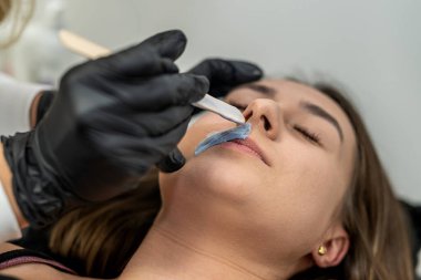 Kuaförde usta, sakallı bir kızın komplekslerini azaltır. Tüy dökme konsepti. yüz kılları