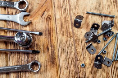 Mobilya montaj aletleri, tahta masa dokusuna vida anahtarı ve cıvata yerleştirilmiş. Mobilya montajı kavramı