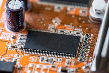 Anakart ya da mikroişlemci çipindeki elektronik parçaları kapat. Orta teknoloji konsepti. anakart
