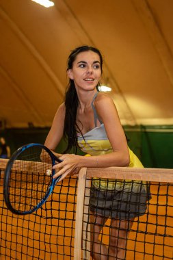 Tenis kortunda raketi olan başarılı bir sporcu. Sağlıklı Yaşam Tarzı