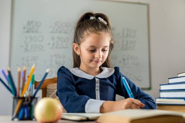 Okul partisinde elinde kitap ve elmayla poz veren güzel bir kız. Okul konsepti. Okul. kitaplar