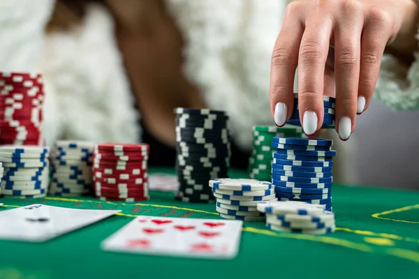 empresário com smartphone jogando poker online e mesa de cassino