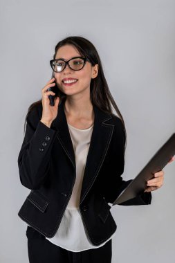 Renkli bir arka planda izole edilmiş tabletle genç bir çocuk öğretmeninin portresi. Okul konsepti. İlk öğretmen.