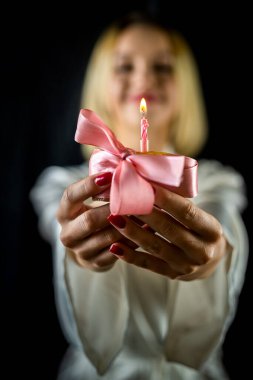 Hafif ipek bornozlu güzel bir bayan rahatlık ve neşe gösteriyor. Sade bir arka planda izole edilmiş. Portre fotoğrafçılığı kavramı. kız