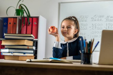 Gülümseyen liseli kız, poz veriyor, notlar alıyor ve kameraya bakıyor. Öğrenme konsepti. eğitim