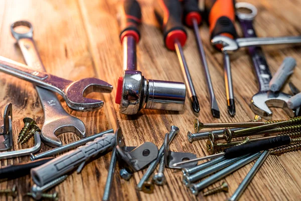 İnşaat ahşap vidalar, hareket eden parçalar, perdeler ve tornavidalar üzerindeki tozlu inşaat aletlerini kapatın. Tasarımı onarmak veya güncellemek için araçlar