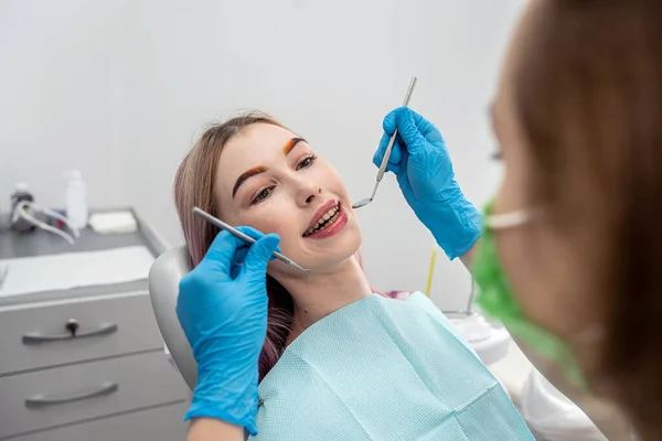 Foto Top Visning Smilende Kvindes Mund Behandling Tandklinik Kvindelig Tandlæge - Stock-foto