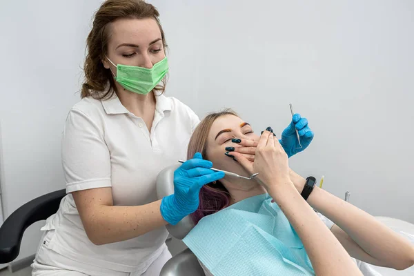 Beautiful Young Female Patient Sits Dentist Closes Her Mouth Female — Stock Photo, Image
