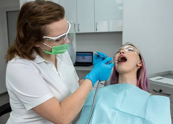Image Satisfied Young Woman Sitting Dental Chair Medical Center While — Stock Photo, Image