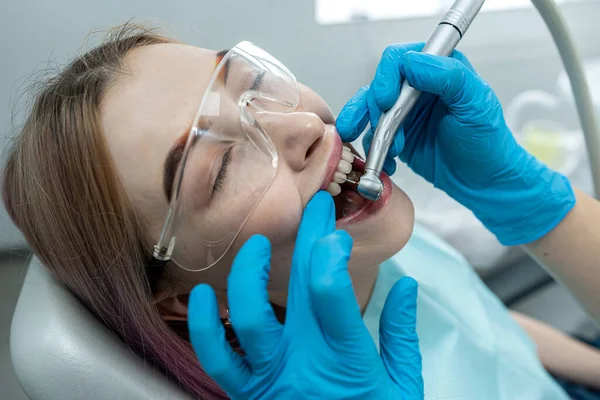 Ung Pige Sidder Medicinsk Stol Mens Tandlæge Behandler Hendes Tænder - Stock-foto