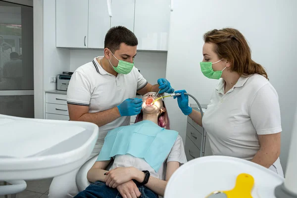 Mandlige Tandlæge Kvindelig Assistent Behandle Patient Begrebet Tandpleje - Stock-foto