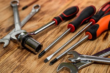 İnşaat ahşap vidalar, hareket eden parçalar, perdeler ve tornavidalar üzerindeki tozlu inşaat aletlerini kapatın. Tasarımı onarmak veya güncellemek için araçlar