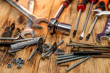 İnşaat ahşap vidalar, hareket eden parçalar, perdeler ve tornavidalar üzerindeki tozlu inşaat aletlerini kapatın. Tasarımı onarmak veya güncellemek için araçlar