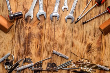 İzole ahşap arka planda asılı nesneler için vida ve paneller. onarım kavramı