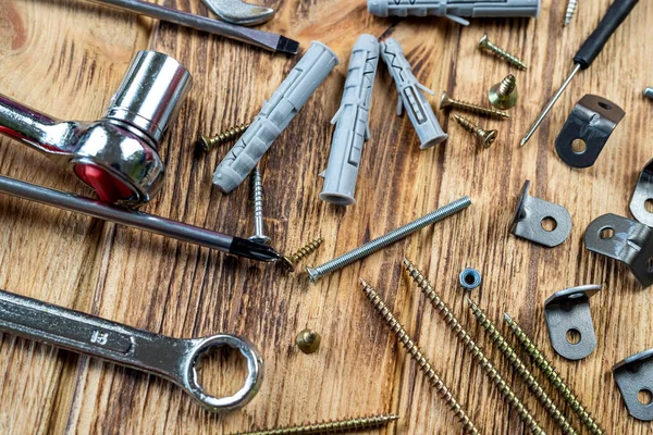Mobilya montaj aletleri, tahta masa dokusuna vida anahtarı ve cıvata yerleştirilmiş. Mobilya montajı kavramı