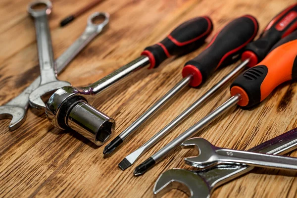 İnşaat ahşap vidalar, hareket eden parçalar, perdeler ve tornavidalar üzerindeki tozlu inşaat aletlerini kapatın. Tasarımı onarmak veya güncellemek için araçlar